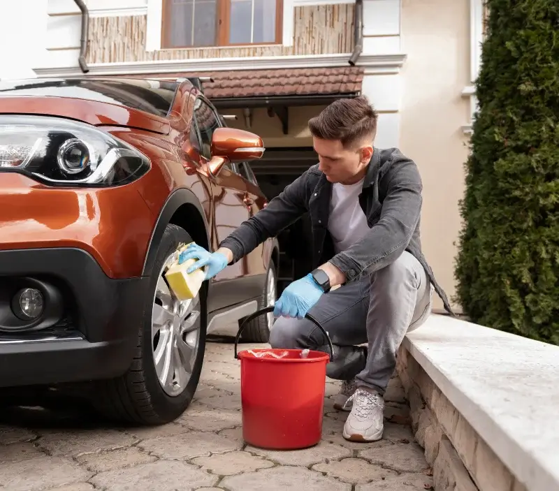 Lavage auto à domicile Le Cergne : professionnel intervenant sur un véhicule